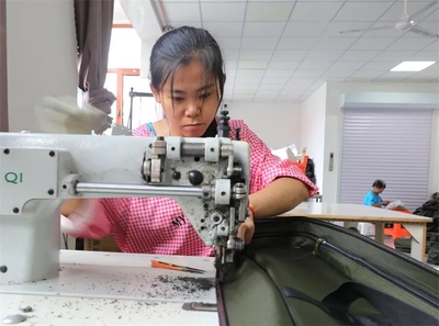 河北固安:小箱包叩開致富路